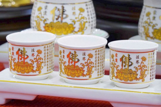 Trên ban thờ nên đặt Kỷ 3 chén hay 5 chén? – Giải mã quy tắc "Tụ Thủy Sinh Tài" gia chủ cần biết